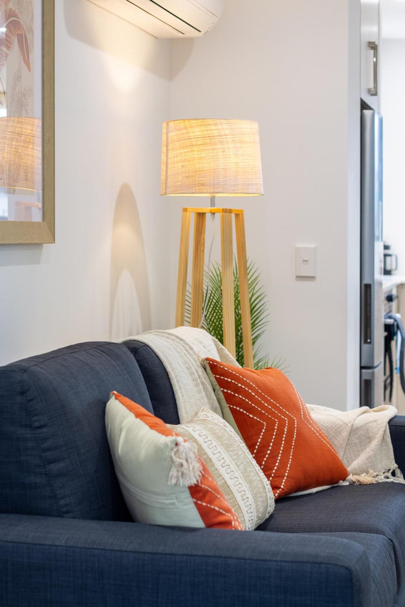 Modern City Lifestyle: 2 Bedroom 1 Bath Крайстчърч Екстериор снимка